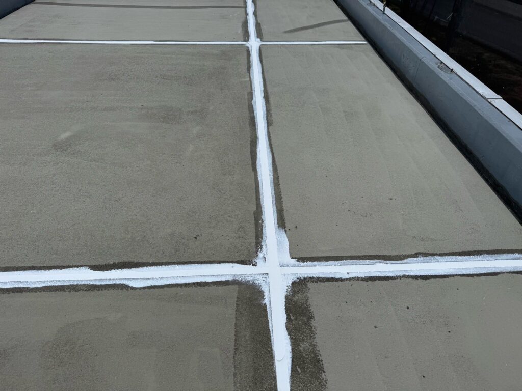 目地シーリング処理<br />
※2液型ウレタンシーリング使用